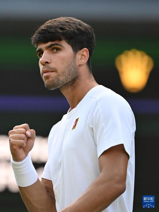 的羽毛球比 的羽毛球比